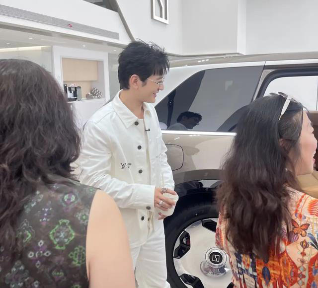 50岁黄晓明返乡青岛购车，白衣清爽不显老，全款提豪车待人超谦和