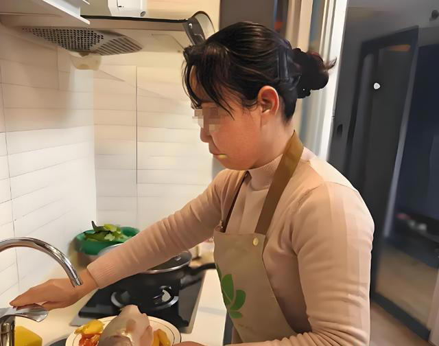 保姆厨房独坐仍月薪过万：分开吃饭是尊重还是贬低?