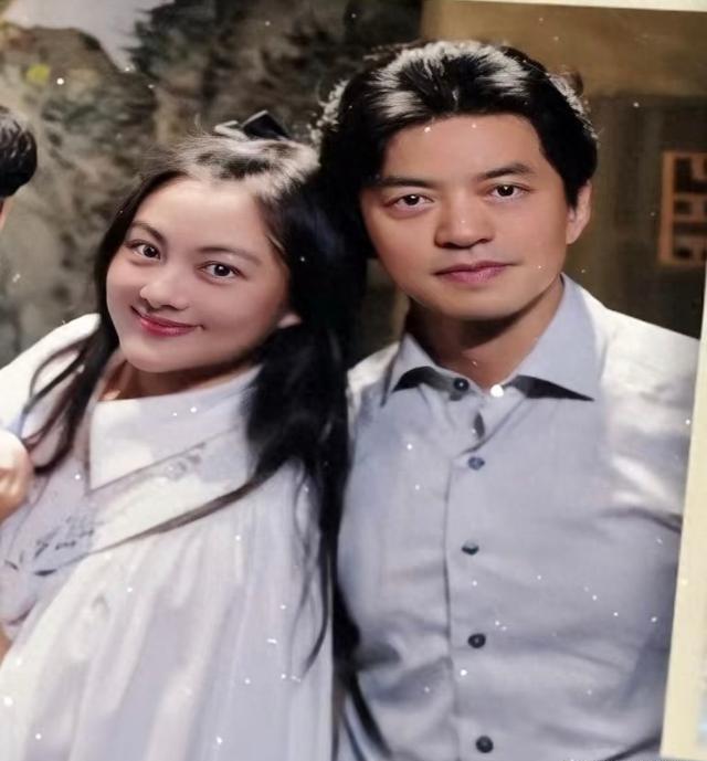 李健夫妇阿那亚偶遇！孟小蓓发福仍美，形影不离超甜