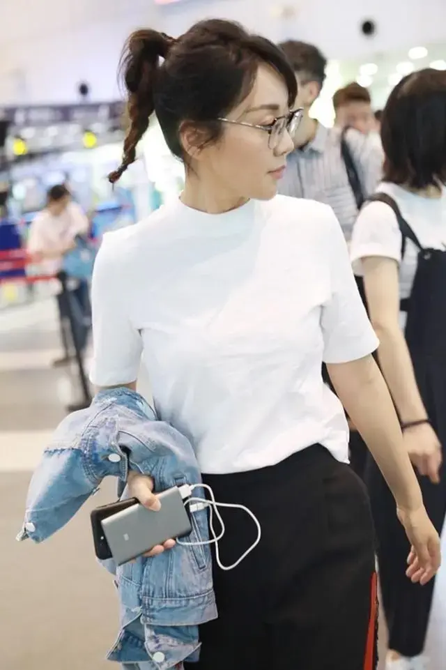 看了闫妮的穿搭，我悟了：T恤不配半身裙、高跟鞋，才更时髦减龄
