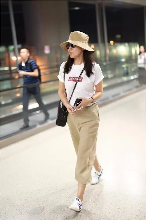 看了闫妮的穿搭，我悟了：T恤不配半身裙、高跟鞋，才更时髦减龄