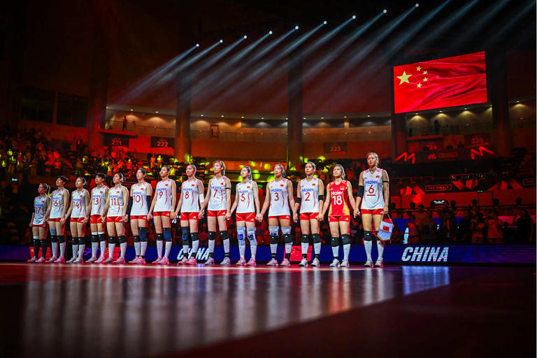 世界女排聯賽總決賽：中國女排五局苦戰3-2擊敗美國隊 成功晉級四強