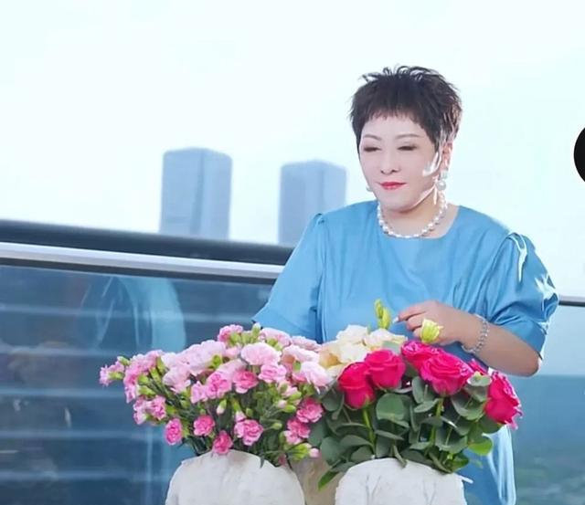 向太直播骂星爷18分钟，温兆伦14字回应，谁最懂事?
