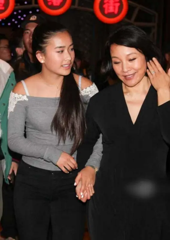 陈冲私密事被扒，19岁被老外侵犯隐瞒43年，书中的描述太不堪入目