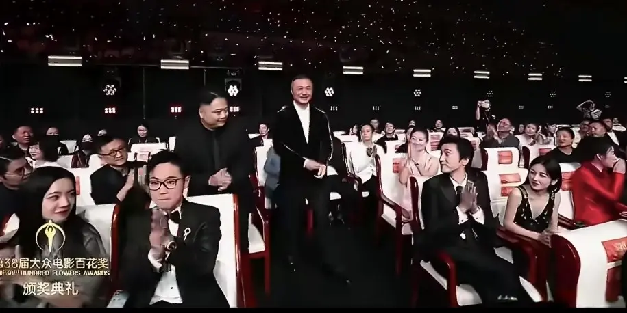 百花奖曝“修罗场”！《哪吒》获奖无人起立，张艺谋出场全场祝贺
