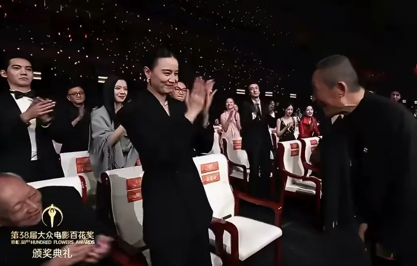 百花奖曝“修罗场”！《哪吒》获奖无人起立，张艺谋出场全场祝贺