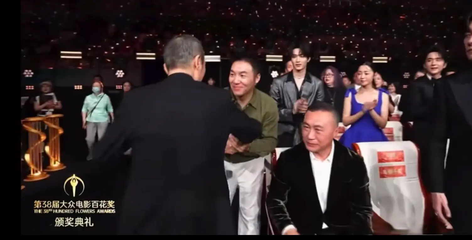 哪吒2获奖，人人正襟危坐，张艺谋拿奖，众人鼓掌，这是怎么了?