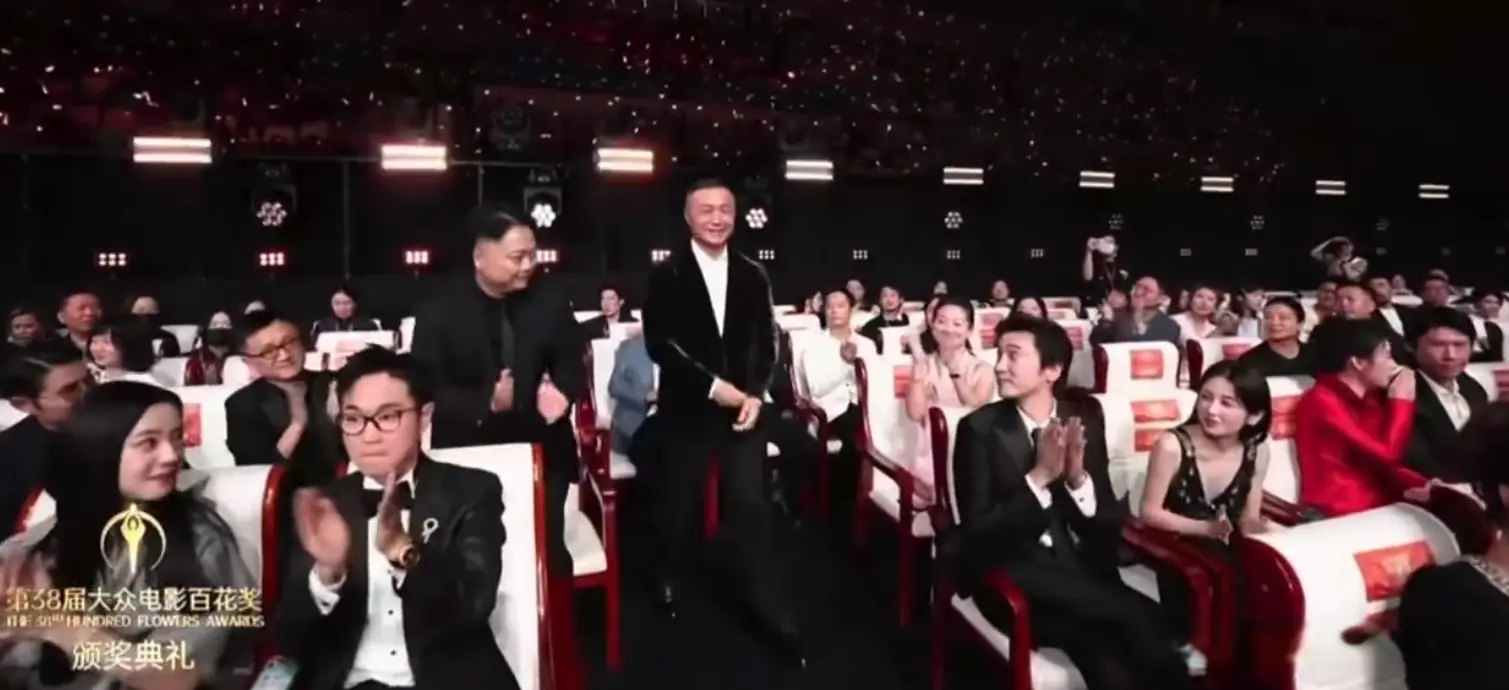 哪吒2获奖，人人正襟危坐，张艺谋拿奖，众人鼓掌，这是怎么了?