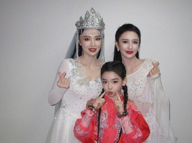 董璇连演三场舞剧，闺蜜女儿暖心陪伴，探班丈夫拆辫子藏温情