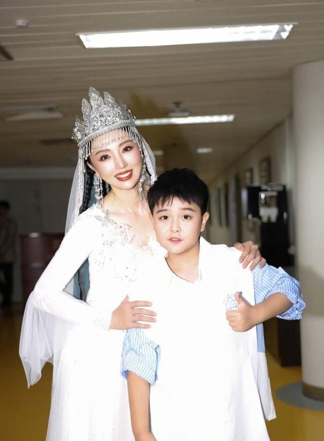 董璇连演三场舞剧，闺蜜女儿暖心陪伴，探班丈夫拆辫子藏温情