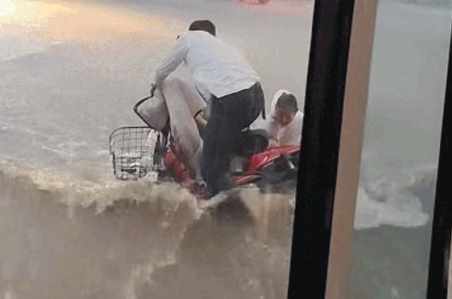 济南暴雨母女骑车被急流冲倒，公交司机下车帮忙全身湿透：有乘客竖拇指点赞，很开心