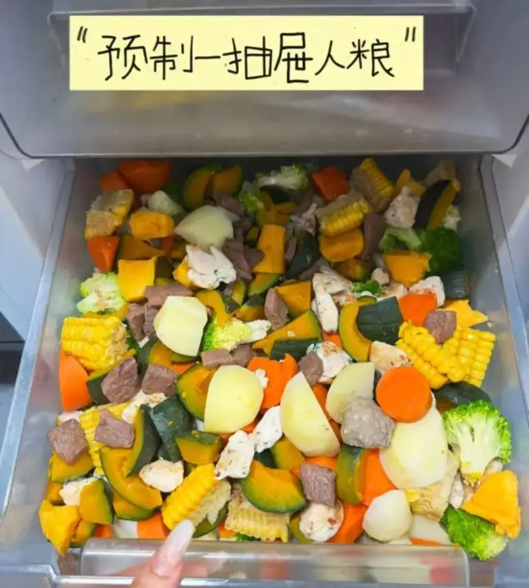 打工人开始啃食“饲料”，人类正朝着牲畜飞速“进化”，消灭食欲指日可待