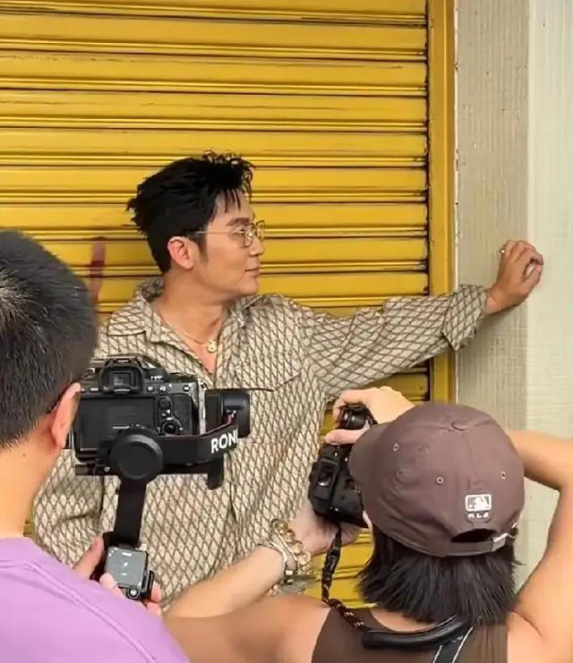 李晨吉隆坡街拍三十多度高温下长袖长裤，网友：怎么老成这样了?