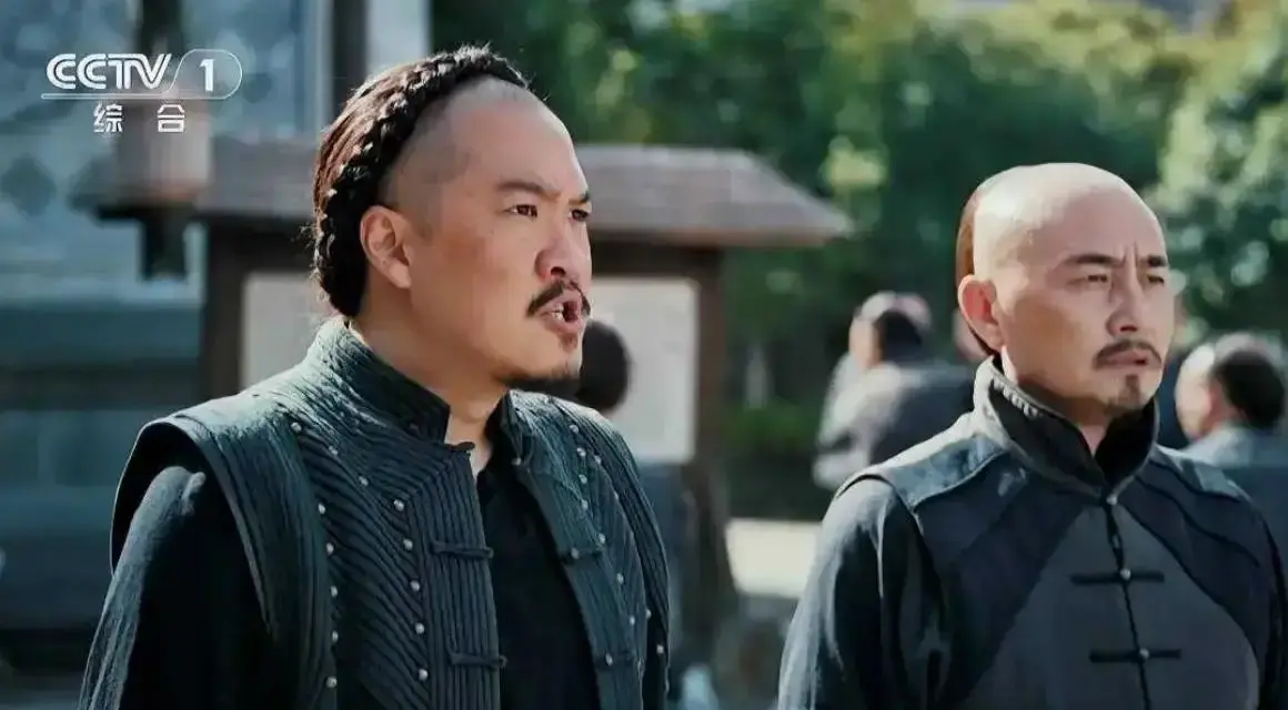 张丰毅儿子藏在《江海潮生》，给何冰打杂，没想到角色来头这么大