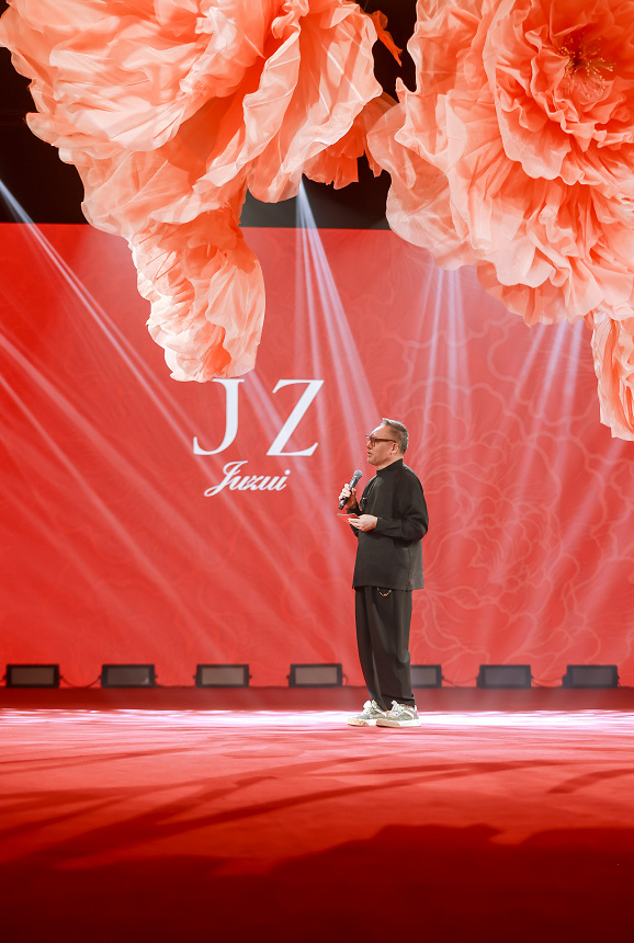 JUZUI玖姿25周年大秀「循光新生」 光起二十五载，共启新生优雅