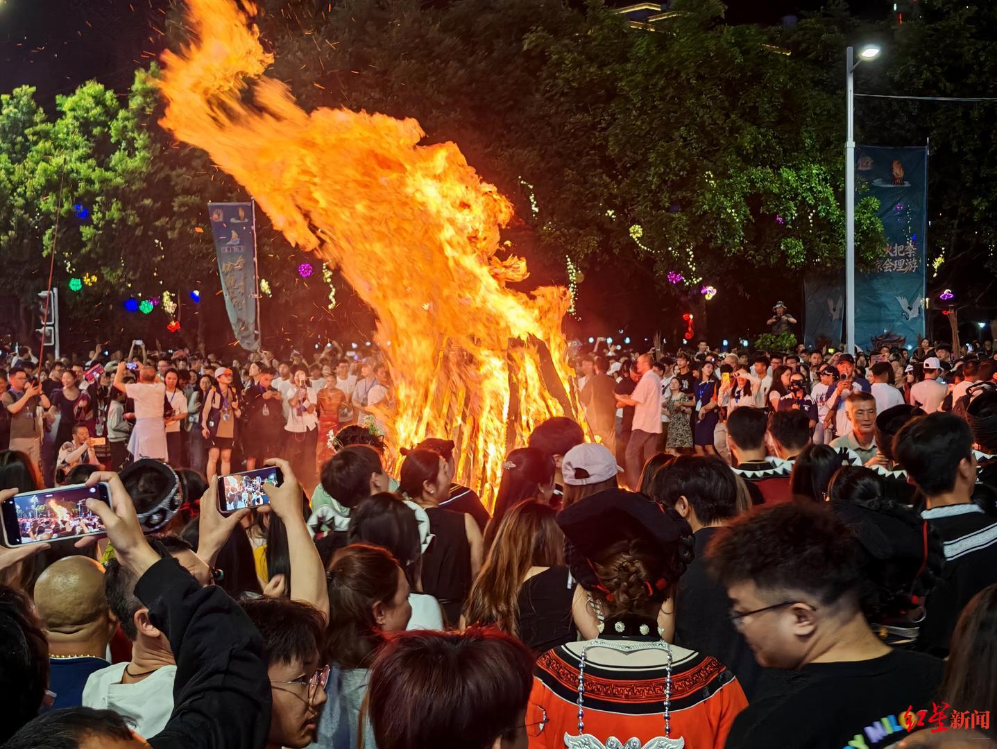 15个主题火堆点燃!2026年凉山会理火把节启幕，众人围着火堆踏歌起舞