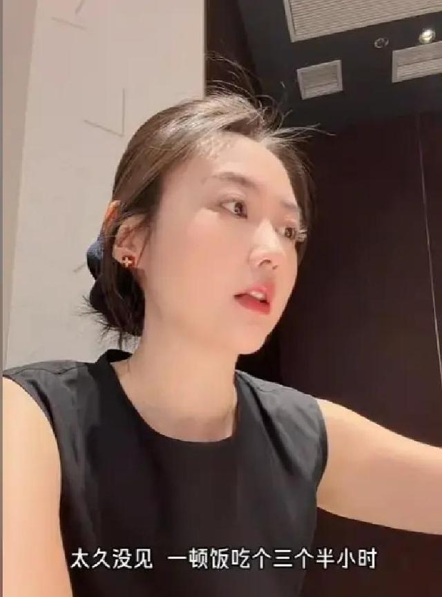 空姐16年飞来飞去累坏，离职后买房陪女儿每周健身