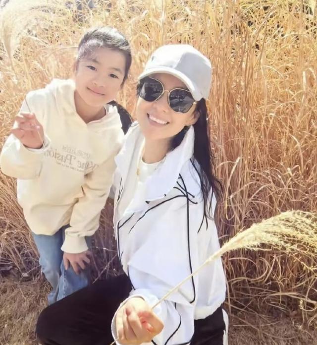 47岁章子怡带娃游泳 醒醒高到妈妈肩膀小苹果经历过的苦她没有