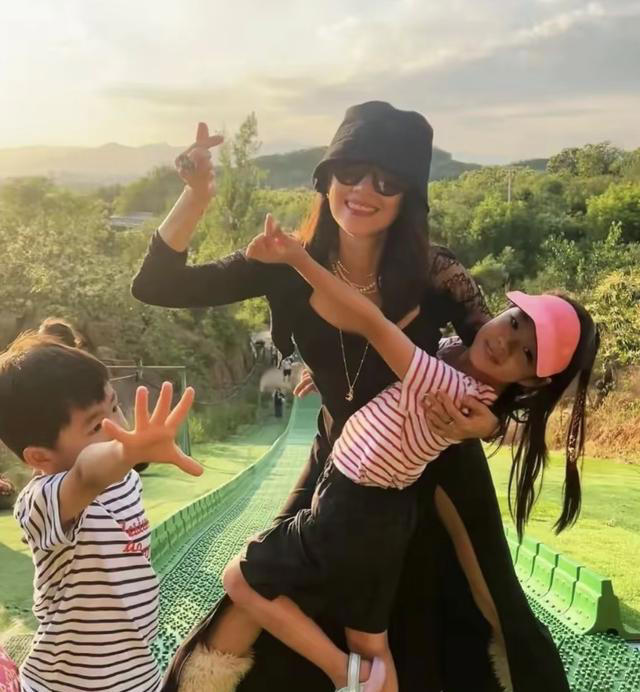 47岁章子怡带娃游泳 醒醒高到妈妈肩膀小苹果经历过的苦她没有