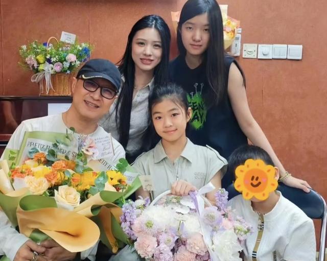 47岁章子怡带娃游泳 醒醒高到妈妈肩膀小苹果经历过的苦她没有