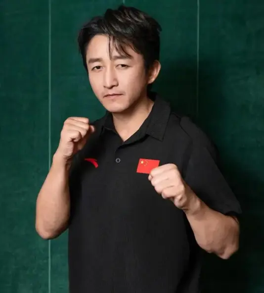 邹市明听妻子冉莹颖的话“支棱起来”,官宣年底重返职业拳台,如今45岁的他左眼视力只剩0.1