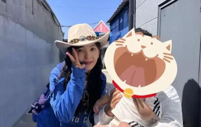 新疆偶遇章若楠，素颜脸蛋饱满显幼态，弯腰逗娃合影全程零架子