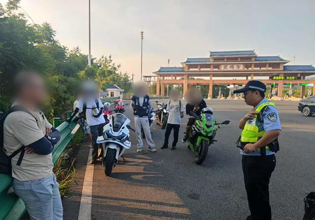 7辆摩托冲下高速，广西交警现场全员罚款200元驾驶证记1分