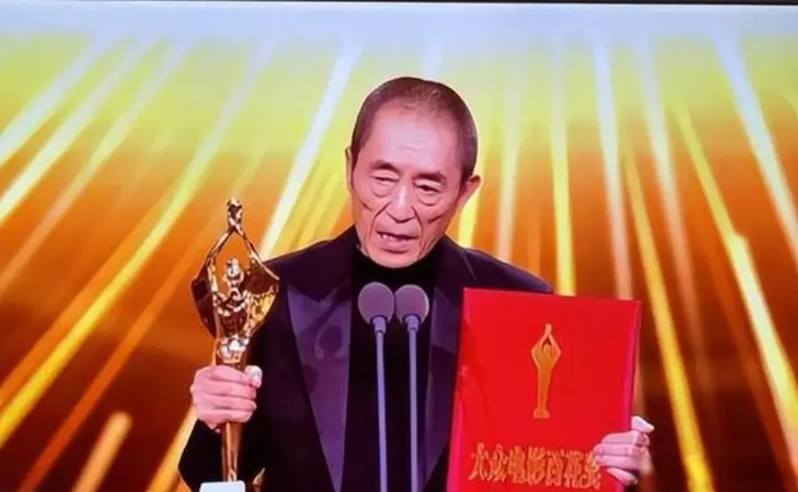 154亿票房无人起身，6.0分“烂片”却全场起立 百花奖一夜撕开遮羞布
