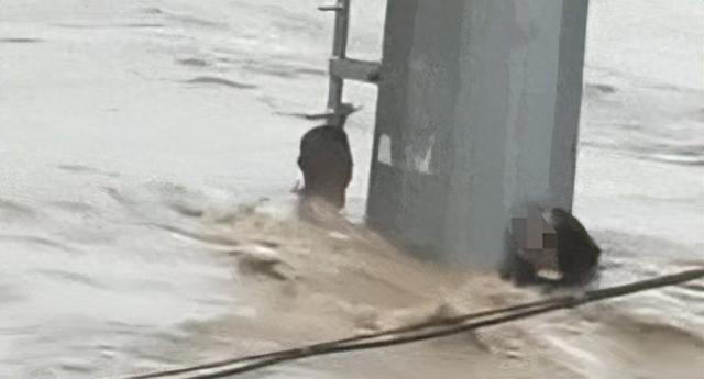 水位一度没过脖颈，夫妻俩洪水中苦撑两小时，关键时刻他们破浪而来!