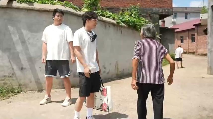 “修”行路上｜暑假自驾下乡 两名学生免费给大爷大妈修家电
