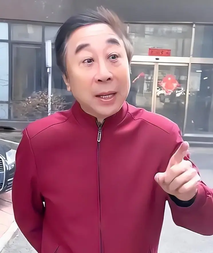 全家住北京老破小，68岁冯巩近况曝光，满脸褶皱，儿子41岁还未婚