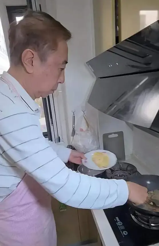 全家住北京老破小，68岁冯巩近况曝光，满脸褶皱，儿子41岁还未婚