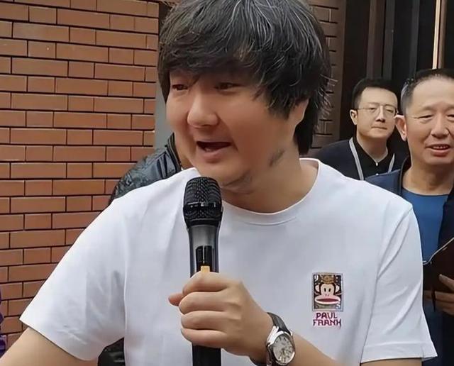 都说董洁出轨王大治, 但他除了外貌低配, 别的全是顶配