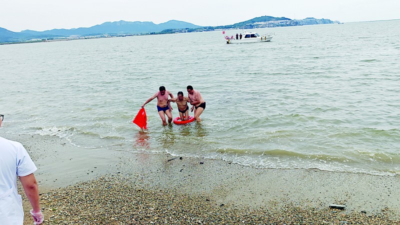 他们带救生圈逆流泅渡500余米救回溺水老人