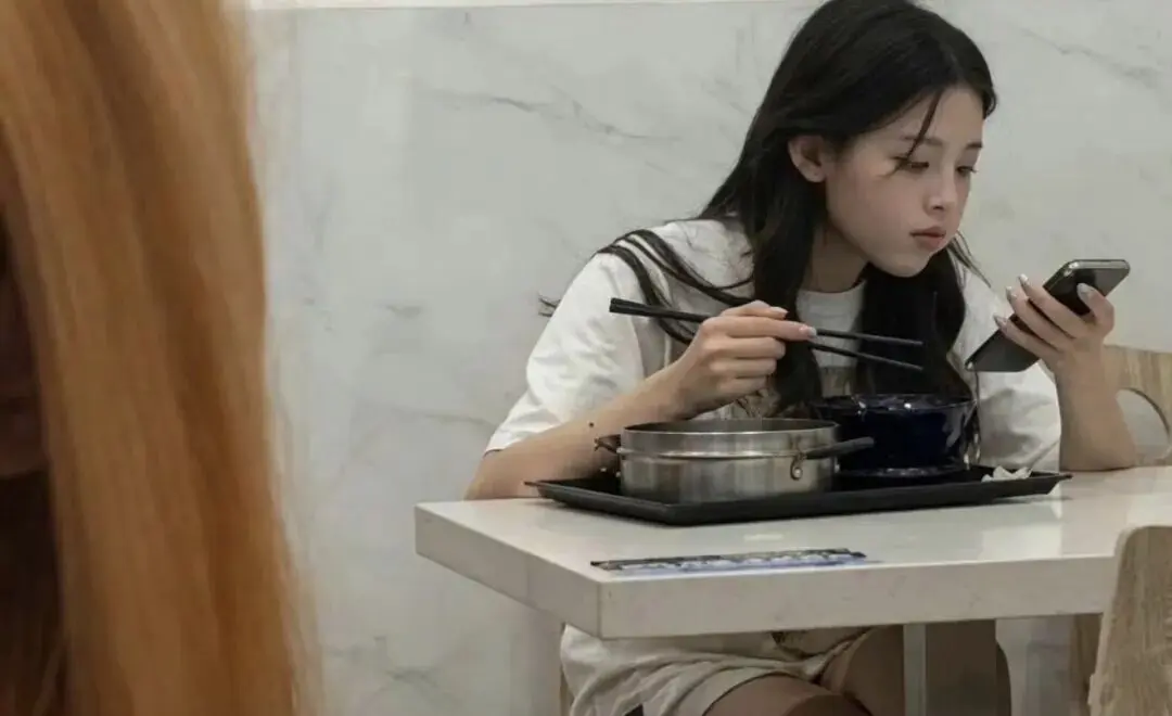 杨超越在工厂打工时候的照片曝光