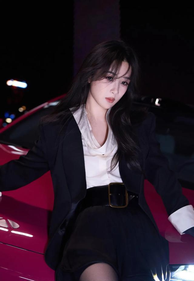 等了二十年，杨紫金九封面，视后奖杯与高定完美结合