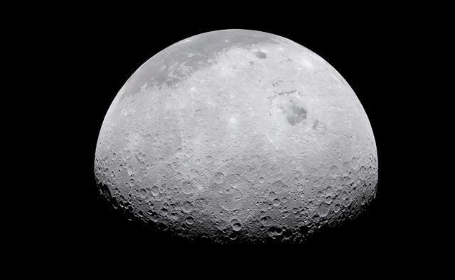 NASA公布SpaceX火箭残骸撞月高清照片 撞击坑现蝴蝶状条纹