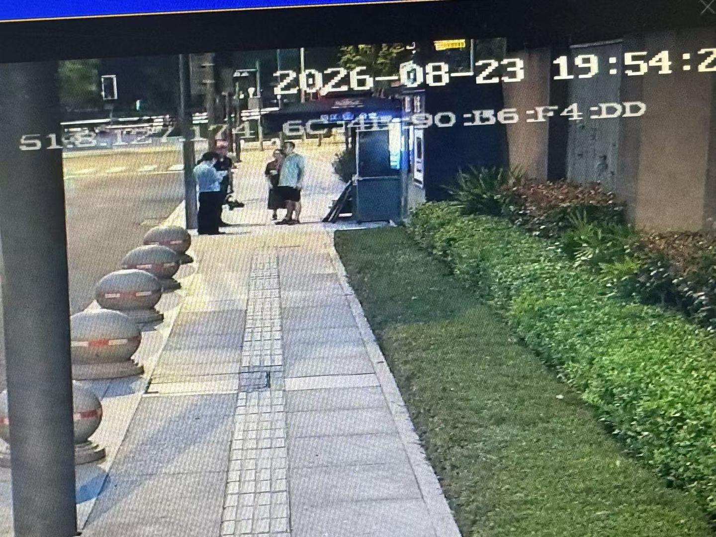 市民散步捡到手机原地等候半小时，警民协作40分钟“完璧归赵”，意大利失主直呼难以置信