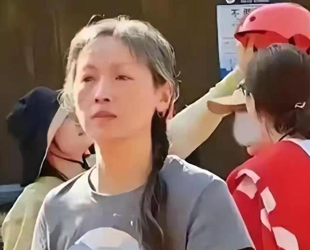 58岁吴倩莲上海街头现身！头发全白素面朝天，送儿子上学接放学