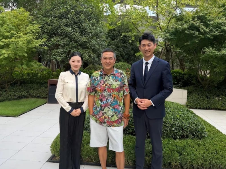 56 岁张嘉益现身成都看房，满头白发弓着背，是打算过来养老定居吗？