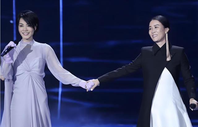 王菲57岁素颜追星那英：天后也逃不过闺蜜情