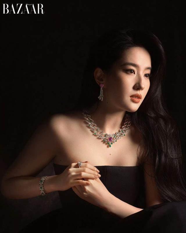 刘亦菲拿下芭莎2026金九封面，单人三封排面拉满