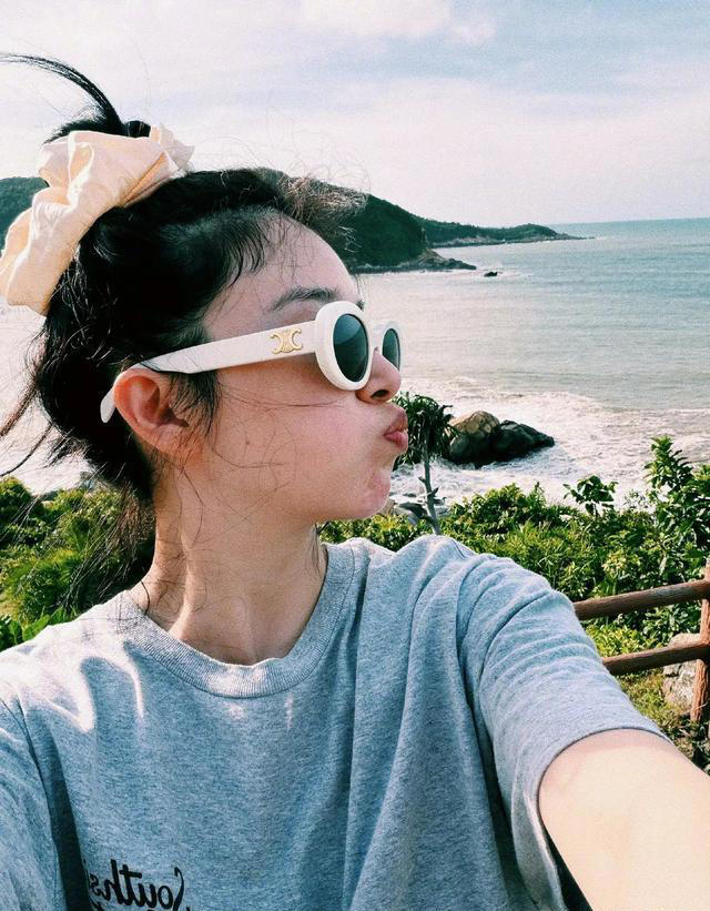 素颜度假照意外走红，网友直呼原来不精致才是最舒服的方式