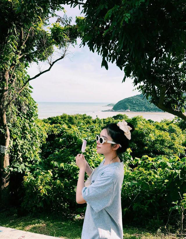 素颜度假照意外走红，网友直呼原来不精致才是最舒服的方式
