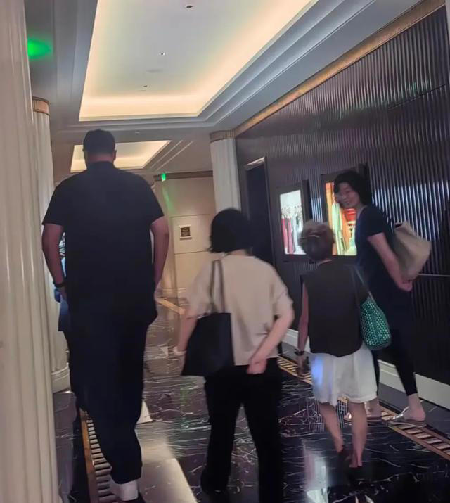 姚明与爱妻身半岛酒店 46岁叶莉在2米26老公身边竟显如此娇小