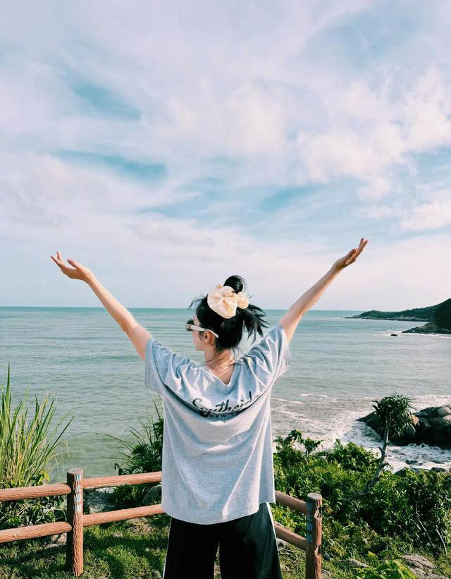 素颜度假照意外走红，网友直呼原来不精致才是最舒服的方式