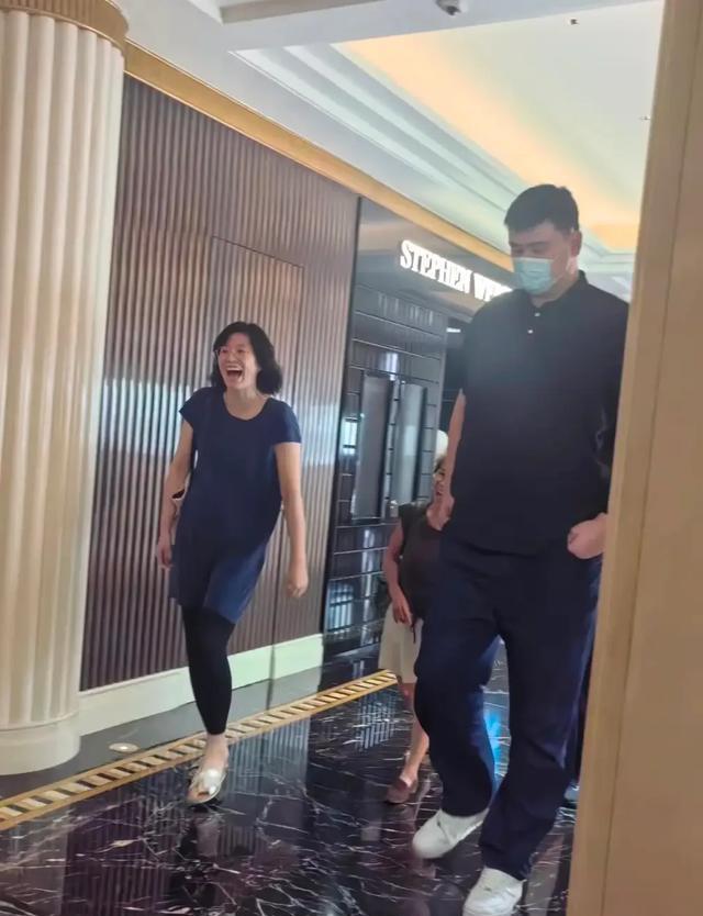 姚明与爱妻身半岛酒店 46岁叶莉在2米26老公身边竟显如此娇小