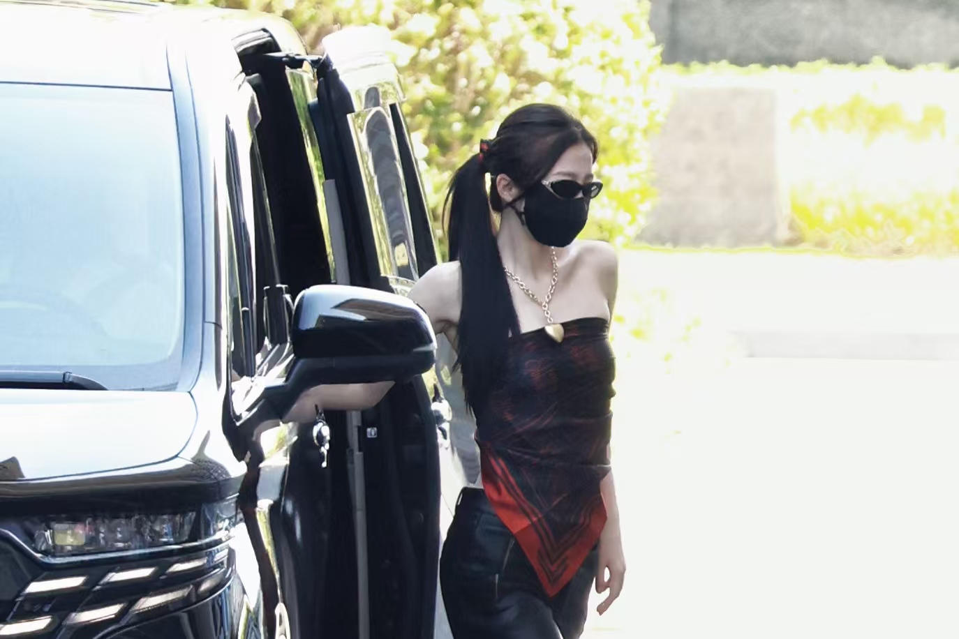 299 元丝巾变身千禧辣妹风，虞书欣这波穿搭是噱头还是真时尚?