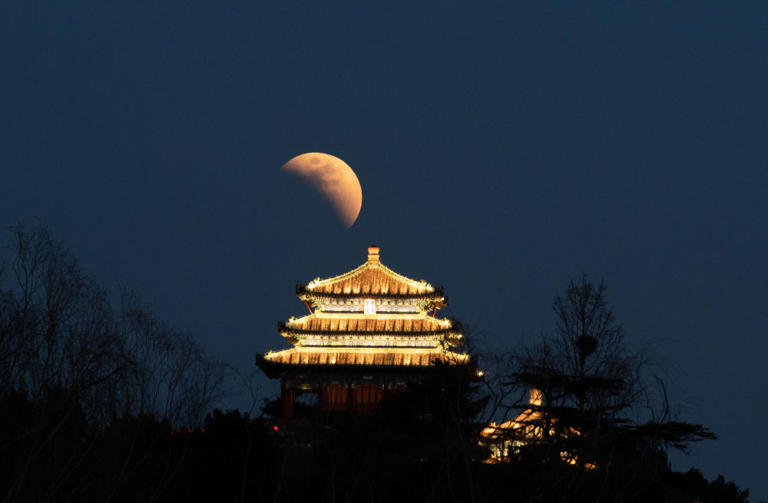 今年收官月食将上演，我国因白昼错过夜晚可赏满月