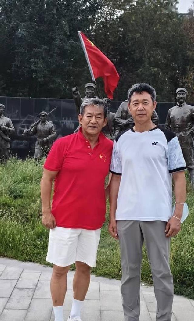 69岁张丰毅新疆石河子串门，吃家常菜状态反而超年轻